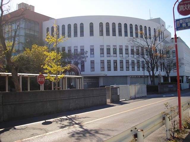 田園地帯に突飛な建物・・・